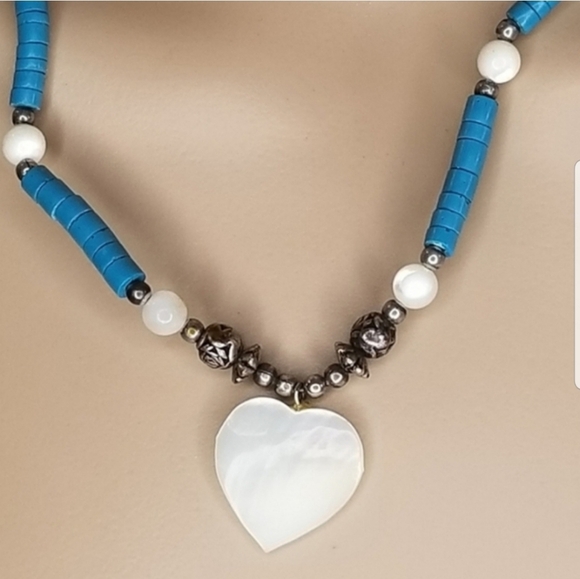 VINTAGE SILVERTONE NECKLACE WITH TURQUOISE BEADS & MOTHER OF PEARL HEART PENDANT - Picture 2 of 5